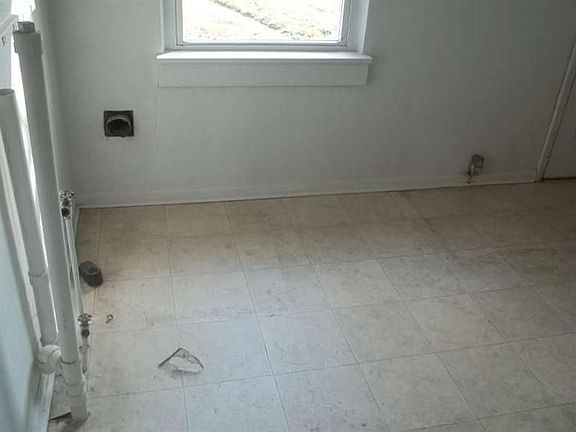 4th image of 3906 Jewell Ave