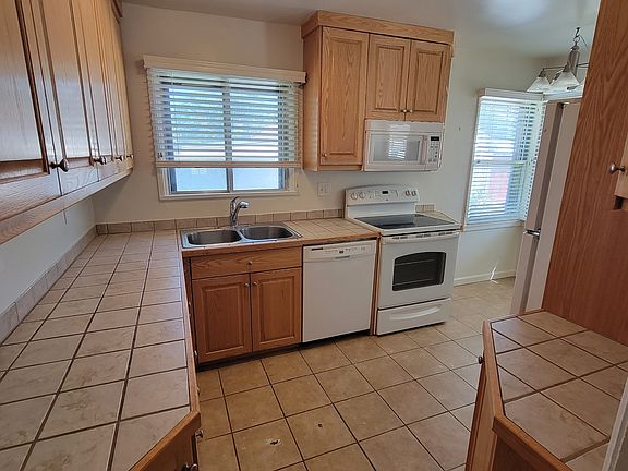 5th image of 2133 E Crystal Ave