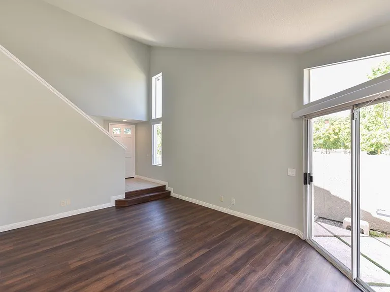 391 Stanford Ct — Photo 3