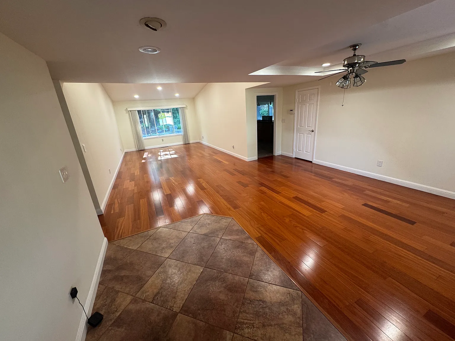 4 bed, 2103 sqft, $4,700 — Photo 4