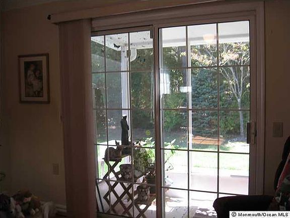 4th image of 213 Prince Charles Dr