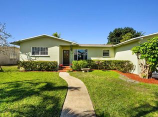 7405 W Lake Dr, Lake Clarke Shores, FL 33406