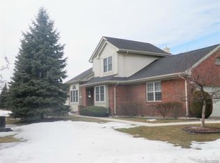 16756 Club Dr, Southgate, MI 48195