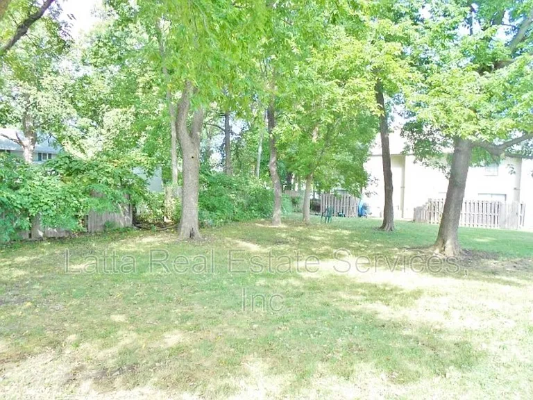 18810 E Manor Dr — Photo 3