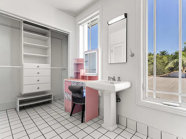 4725 Ambrose Ave — Photo 44