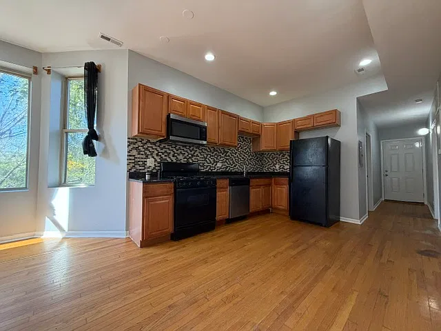 3 bed, 1000 sqft, $1,900 — Photo 2