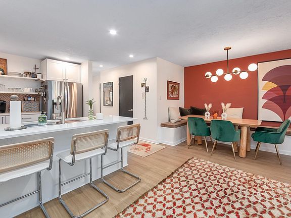 3rd image of 1104 N Pkwy #4