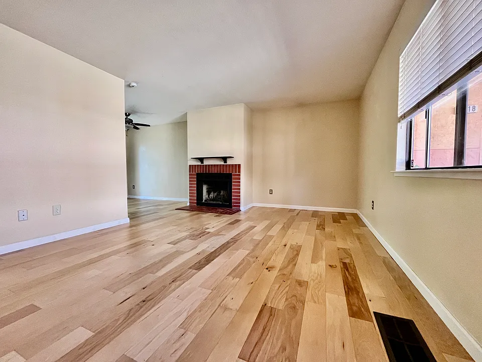 2214 Renwick Ln