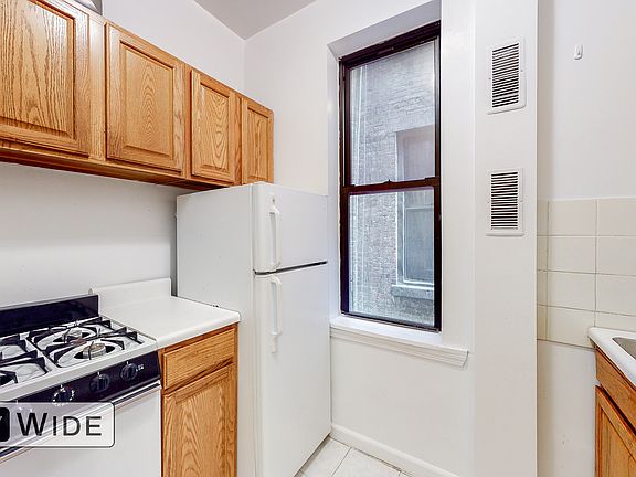 3rd image of 226 E 36th St APT 5D