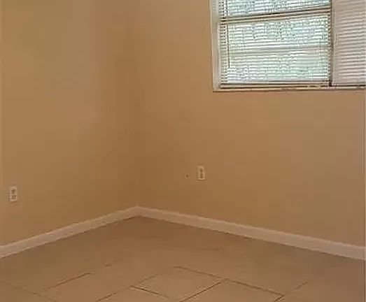 4th image of 820 Central Dr