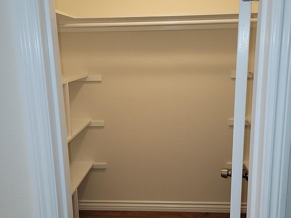 4th image of 558 N Raymond Ave