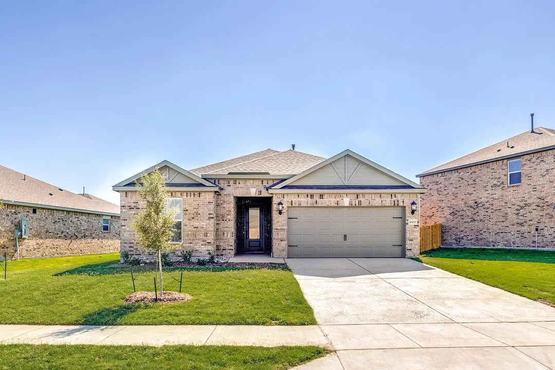 1009 Calhoun Dr — Photo 2
