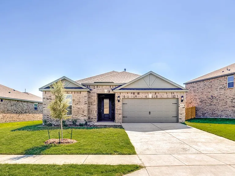 1009 Calhoun Dr — Photo 2