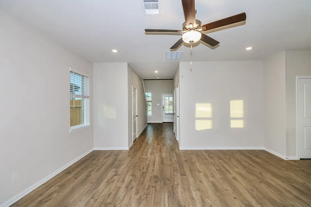 4 bed, 2.5 bath, 2339 sqft, $2,285 — Photo 4