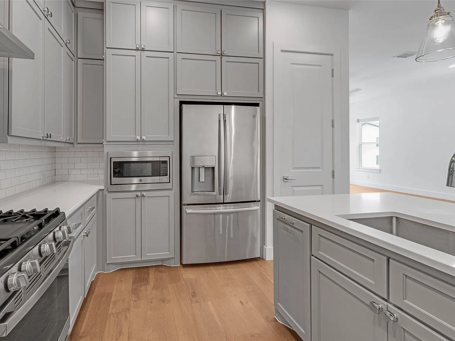 3 bed, 2.5 bath, 2165 sqft, $2,995 — Photo 4