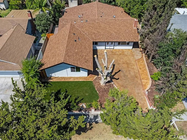 24543 Penfield St — Photo 3