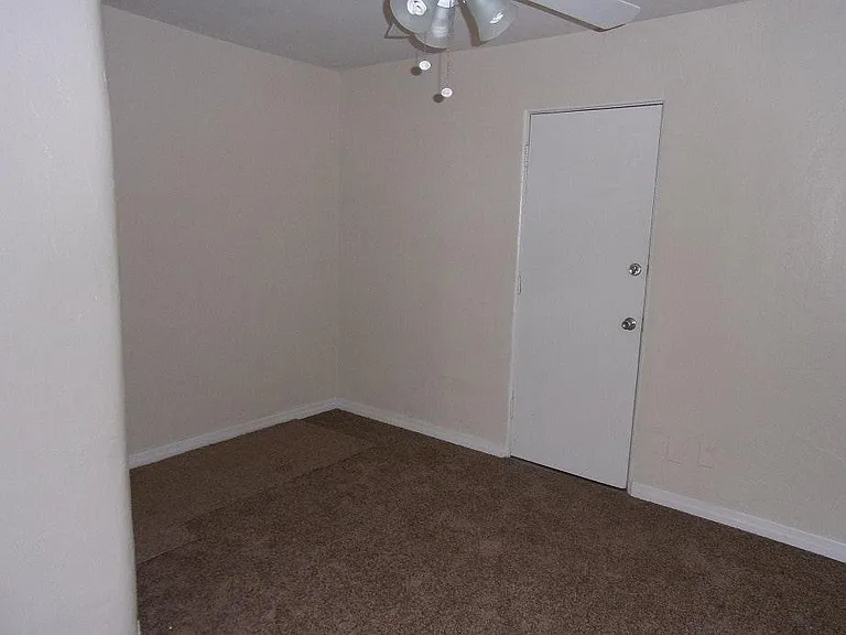 900 Granville Ct N — Photo 6