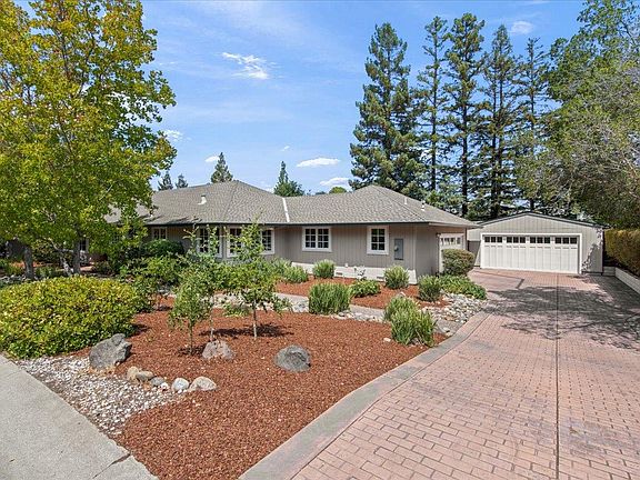 3rd image of 838 Mesa Ct