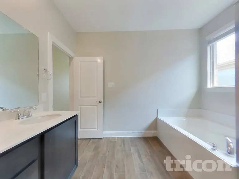 11201 Klondike Ln — Photo 7