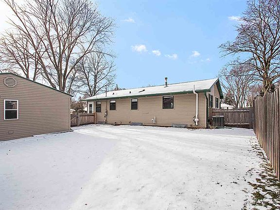 5th image of 663 Suburban Dr