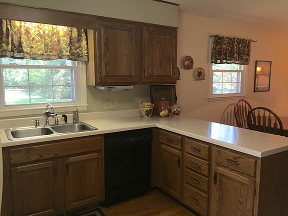 Kitchen with breakfast bar