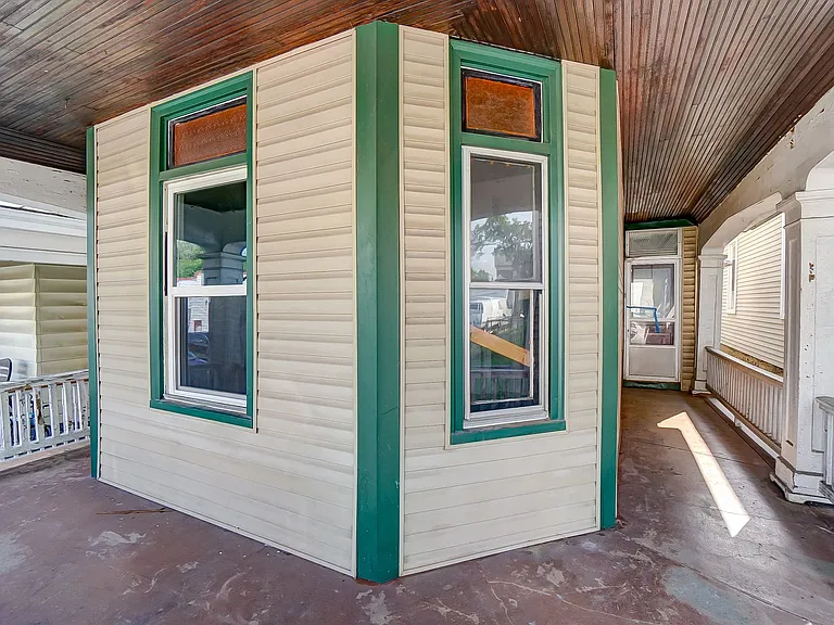 2036 Garrard St — Photo 4