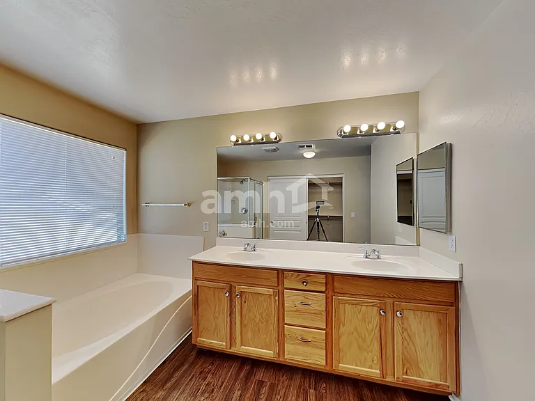 10859 W Locust Ln — Photo 15