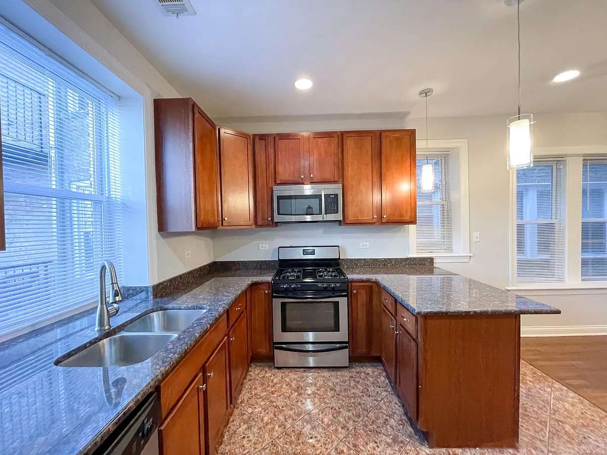 Building Photo - 7209 N Damen Ave #2