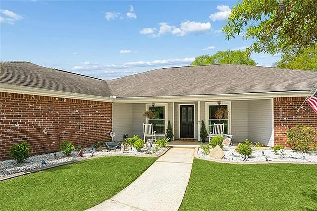 4 bed, 2.0 bath, 2087 sqft, $2,700 — Photo 2