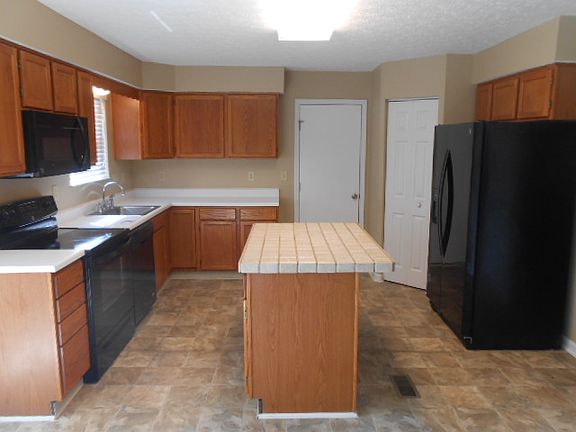 4th image of 245 Mackenzie Dr