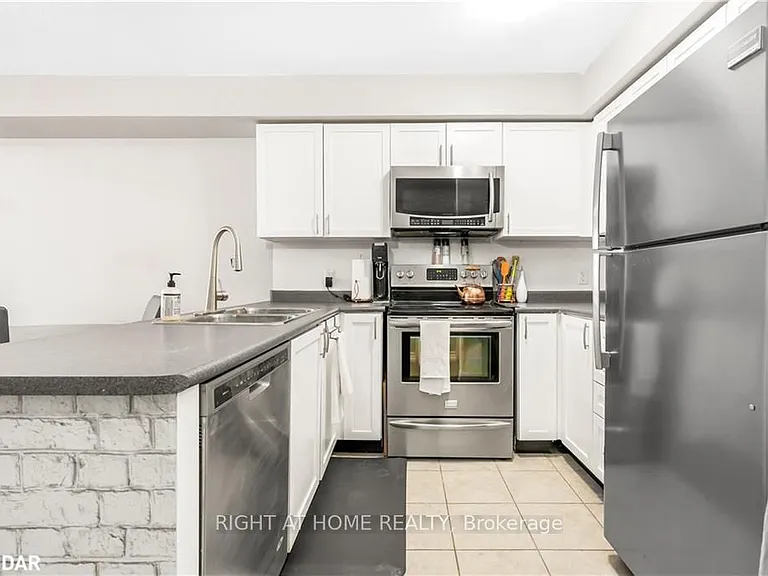 53 Ferndale Dr S #3 — Photo 2