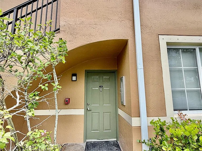 8010 N Nob Hill Rd #102 — Photo 3