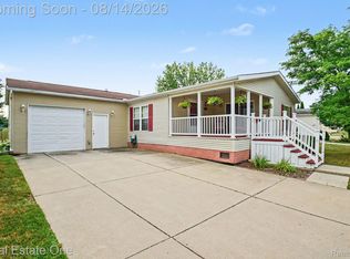 115 Riverview Dr, Lapeer, MI 48446