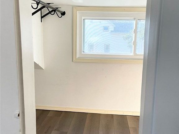 5th image of 219 Wheatfield St