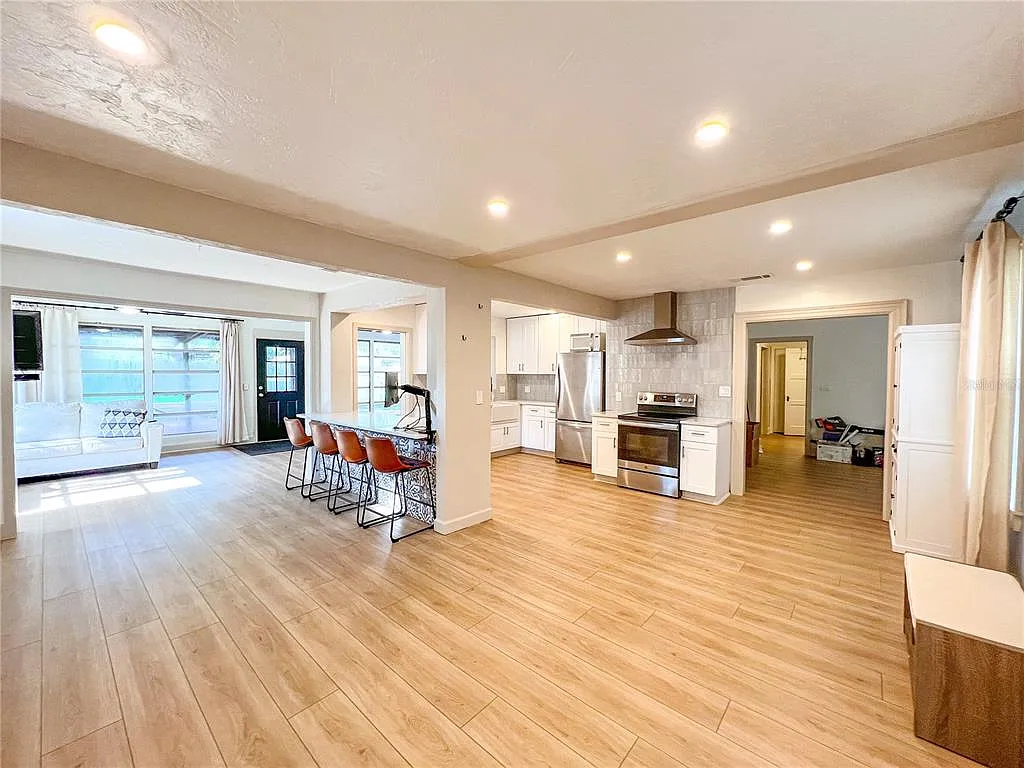 4 bed, 2.0 bath, 2333 sqft, $2,125 — Photo 3