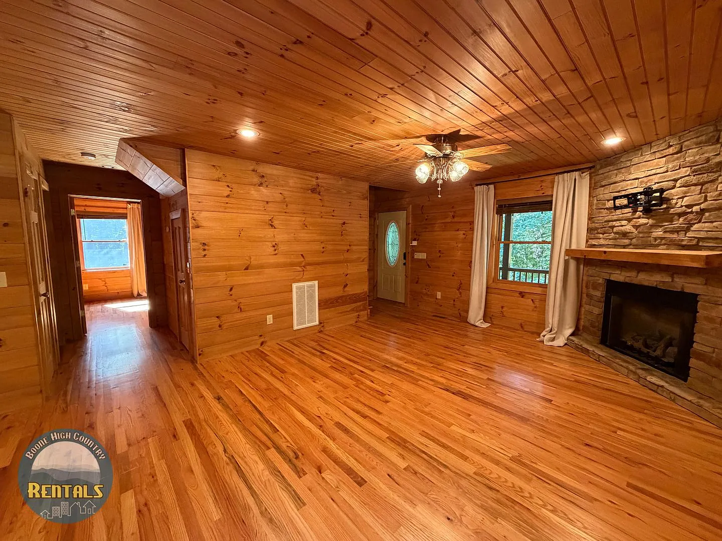 Three Bedroom Home with Spacious Outdoor Area — Photo 4