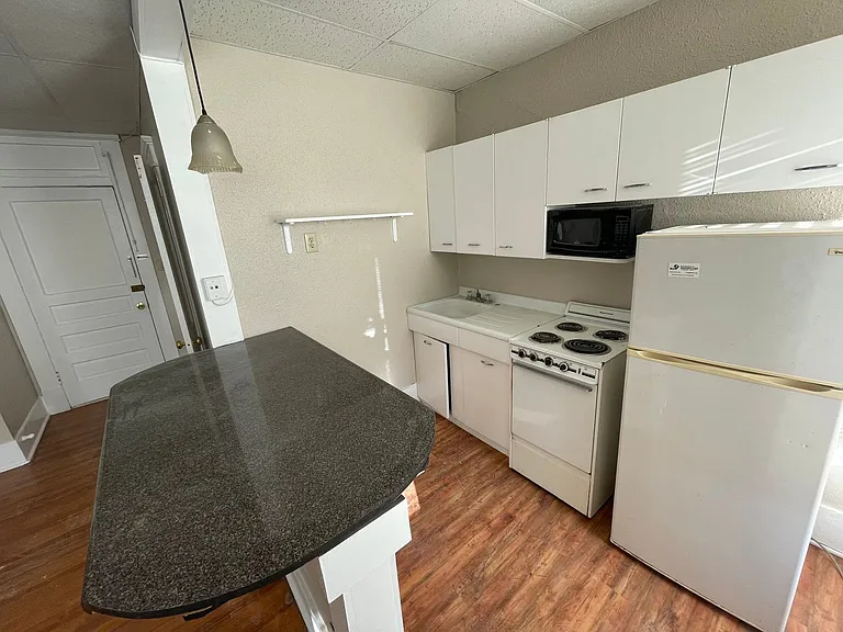 Karlton Apartments — Photo 10