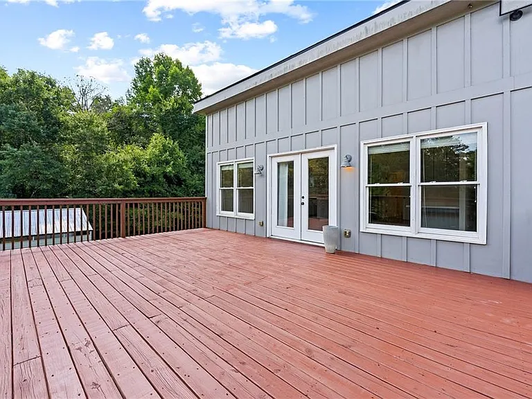 221 Columbus Dr — Photo 34