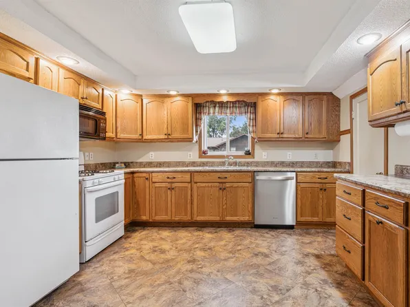 708 N Franklin St, Manchester, IA 52057