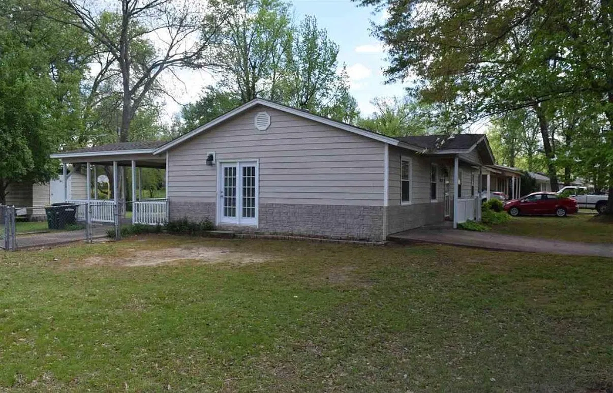 3 bed, 1.5 bath, 1349 sqft, $1,500 — Photo 2