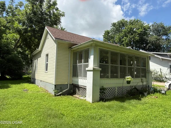 427 E 14th St, Baxter Springs, KS 66713