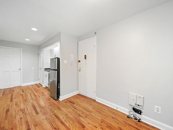 5th image of 324 E 61st St