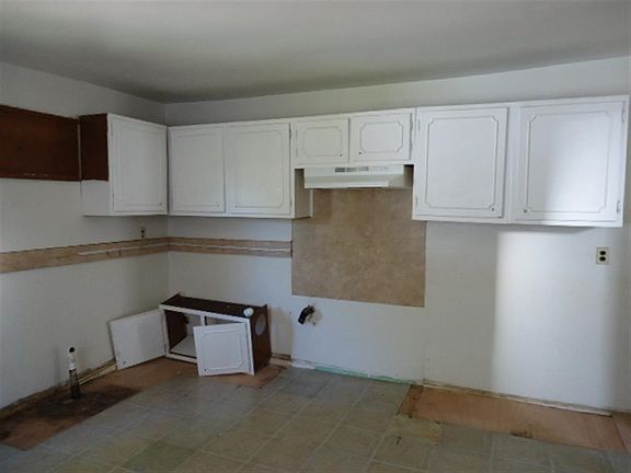 5th image of 125 Meadow St