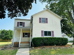 335 W Chestnut St, Freeport, IL 61032