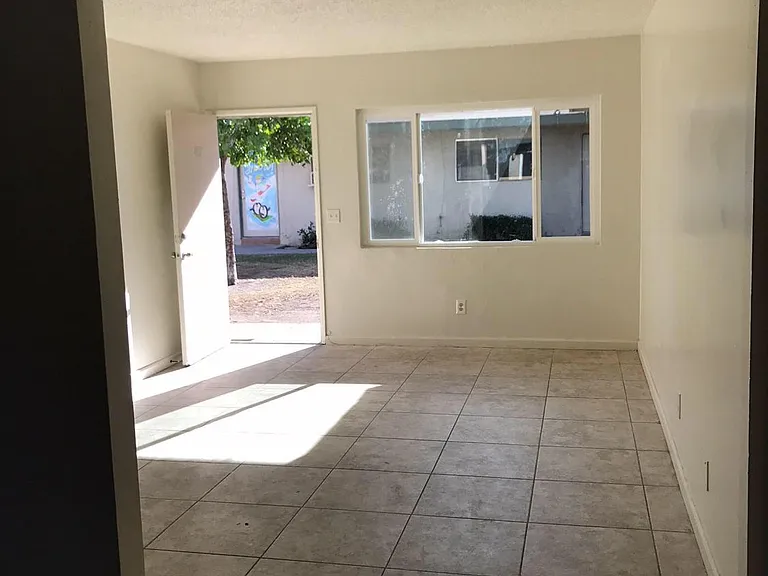467 Pear St — Photo 4