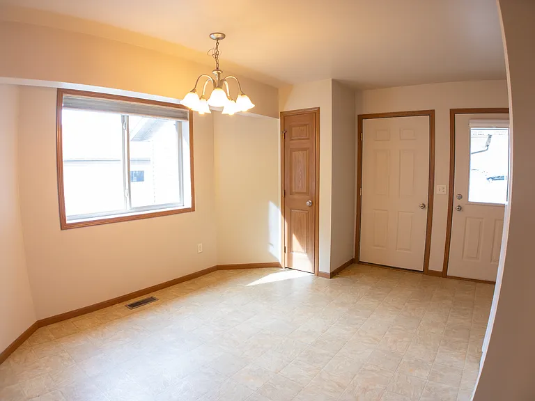 3913 Sterling Dr — Photo 3