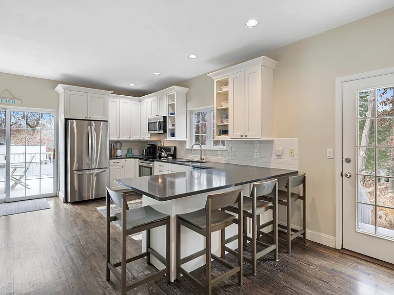 9 Montauk Ave — Photo 4