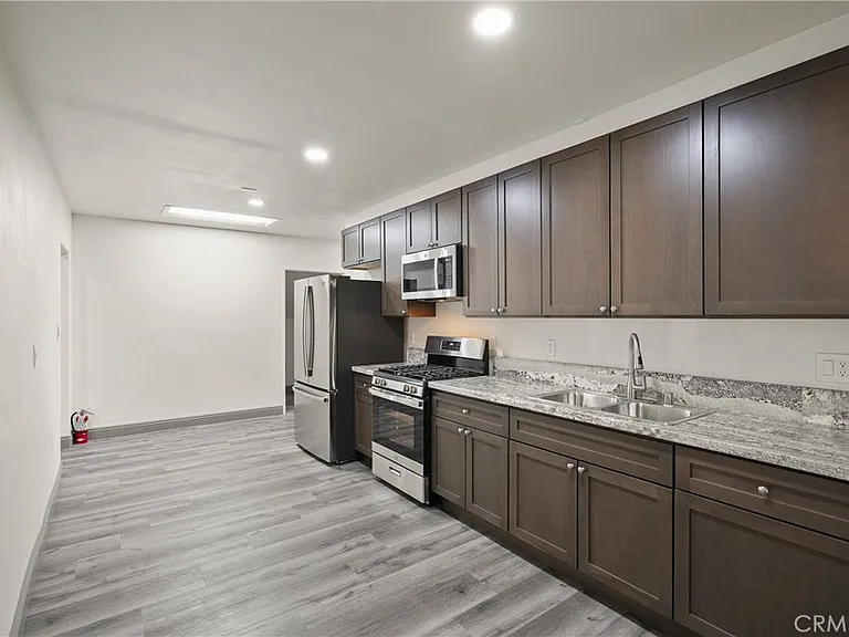 14335 Hamlin St — Photo 26