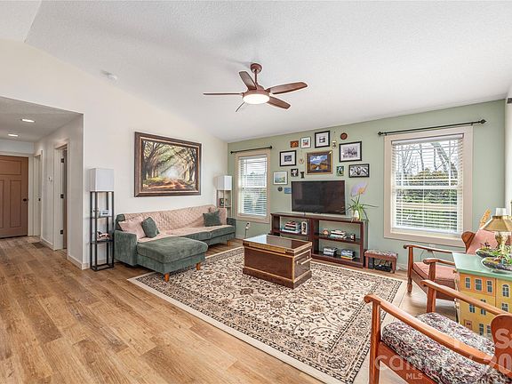 4th image of 20 Golden Tree Ln