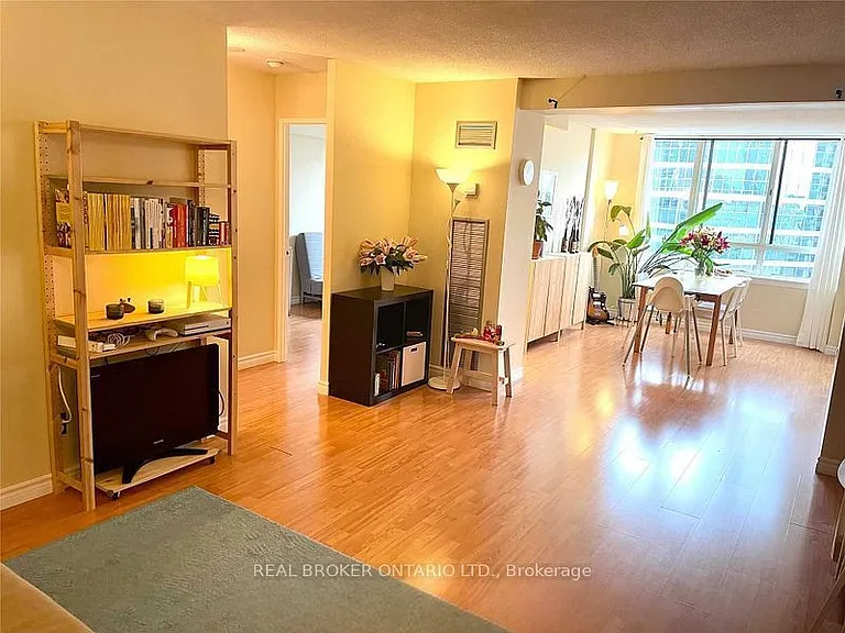 633 Bay St #2021 — Photo 3